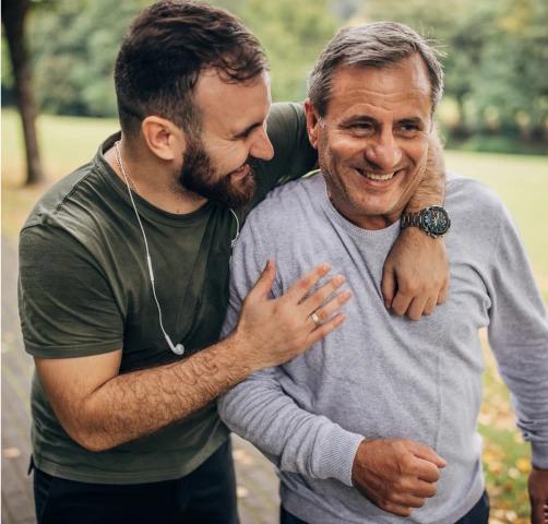dois-homens-se-abraçando