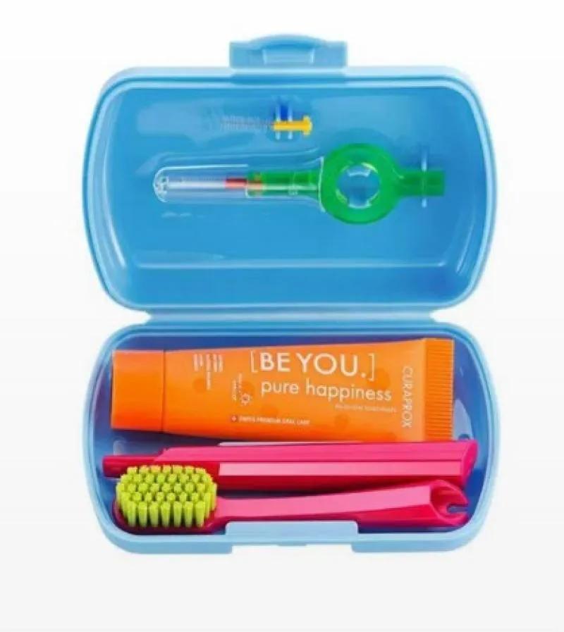 CURAPROX TRAVEL ESCOVA DENTAL + CREME DENTAL CORES SORTIDAS 10ML + ESCOVA INTERDENTAL